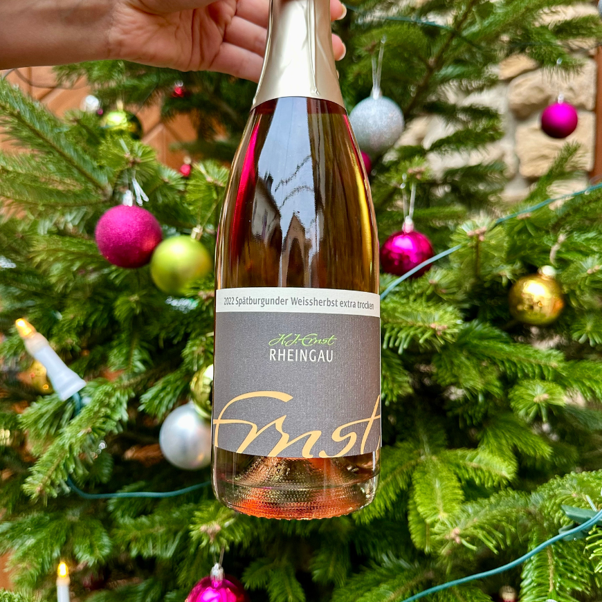Rosé Sekt kaufen vor Weihnachtsbaum - Weingut Ernst