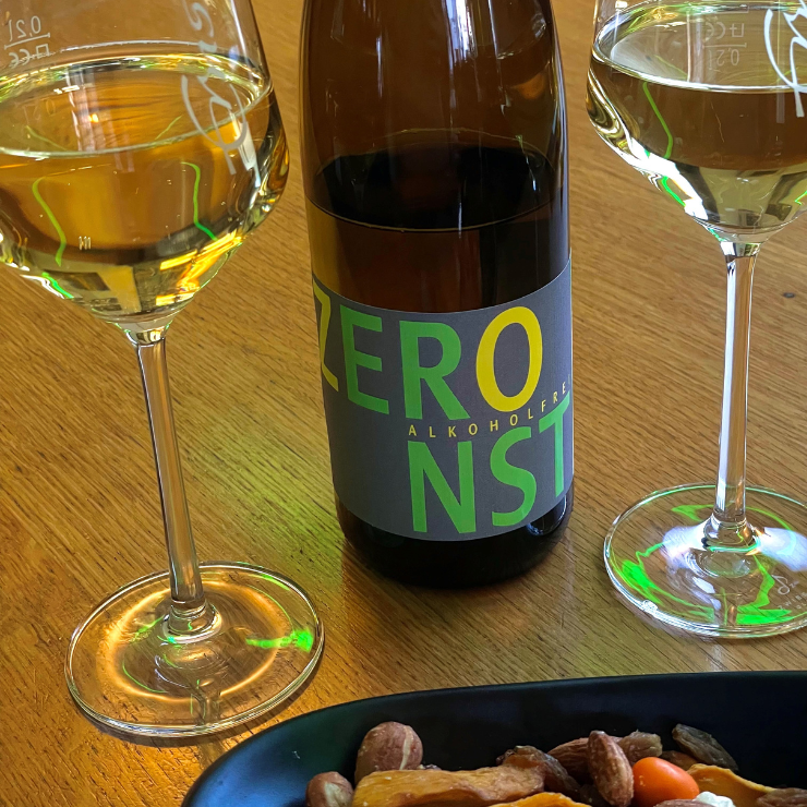 Alkoholfreier Wein Riesling trocken im Glas - Weingut Ernst